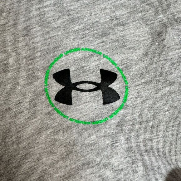 EUC Under Armour Boys Gray Long Sleeve Tee Shirt  Green Logo on Back - Size 7 - Picture 3 of 6